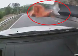 Clip: Container bị lật trên đèo sau khi vào cua gấp với tốc độ cao