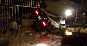 Xe Mercedes chạy tốc độ cao, tông liên tiếp ba nhà dân ở Bình Phước