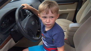 Video: Bé trai 4 tuổi tự lái ô tô đi mua kẹo