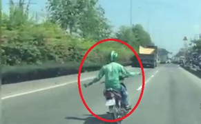 Clip: Thanh niên vừa đi xe máy vừa buông hai tay 'làm xiếc' trên đường