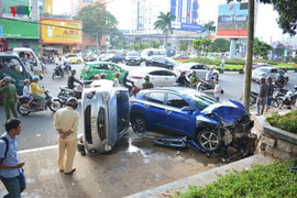 Clip: Hiện trường ô tô 'điên' tông hàng loạt xe dừng đèn đỏ ở Gia Lai