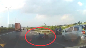 Clip: Pha đánh lái cứu sống hai người đi xe máy trong gang tấc