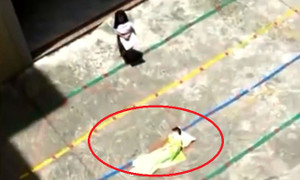 Trung Quốc: Cô giáo mầm non phạt trẻ ngủ giữa sân xi măng ngoài trời nắng 33 độ C