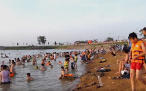 Hàng trăm người đổ về đập thuỷ lợi ở Hà Nội tắm giải nhiệt