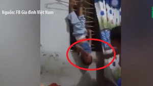 Phẫn nộ cảnh người cha tàn bạo treo ngược con đánh tới tấp vào mặt và bụng