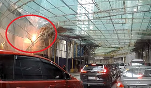 Clip: Cần cẩu rơi từ tầng 34 xuống đường trong giờ cao điểm