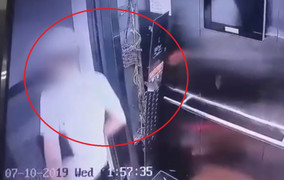 Clip: Mãi không thể bấm số, người đàn ông đạp tung bảng điều khiển trong thang máy
