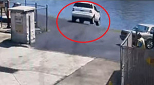 Clip: Đạp nhầm chân ga, tài xế lái ô tô lao thẳng xuống sông