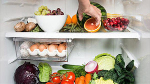 Video: Nước tiểu chuyển màu xanh sau khi ăn thực phẩm hỏng trong tủ lạnh