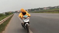 Clip: Hóa trang Tôn Ngộ Không 'làm xiếc' trên xe máy