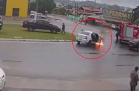 Clip: Ô tô bất ngờ bùng cháy khi đi cạnh xe cứu hỏa trên đường