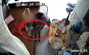 Phẫn nộ clip người giúp việc bóp miệng cụ bà nằm liệt giường để đổ sữa, đánh tát dã man