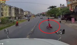 Clip: Tài xế container bẻ lái xuất thần cứu sống bé trai đạp xe sang đường