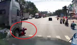 Clip: Người đàn ông thoát chết dưới gầm xe đầu kéo nhưng trước đó là cảnh tượng kinh hoàng