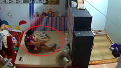 Clip: Nữ giúp việc đánh liên tục vào đầu và mông cháu bé vì không chịu uống sữa