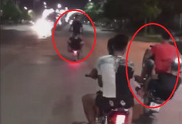 Clip: Nhóm thanh niên không đội mũ bảo hiểm, bốc đầu, lạng lách đánh võng trong đêm