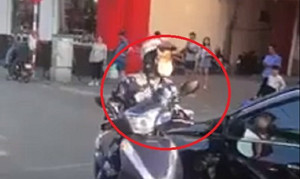 Clip: 'Ninja lead' ngoan cố thách thức tài xế ô tô khiến cả đoạn đường ùn tắc