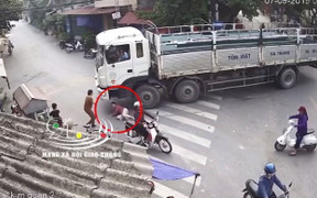 Clip: Người phụ nữ lao ra nằm dưới bánh xe tải để tự tử