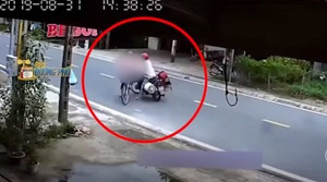 Clip: Gã đàn ông chặn xe đạp thiếu nữ để giở trò biến thái giữa đường