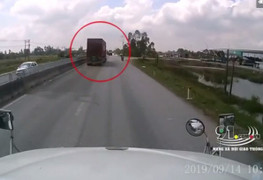Clip: Container chuyển hướng ẩu, tài xế đi sau phải phanh cháy lốp tránh va chạm