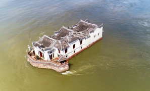 Kỳ lạ ngôi đền 700 năm đứng vững giữa dòng Trường Giang