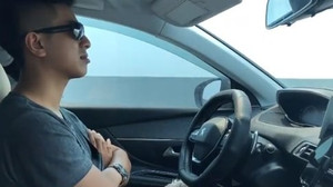 Hãi hùng clip tài xế buông hai tay khi lái xe tốc độ cao trên cao tốc