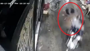 Clip: Hai đối tượng giật túi xách, kéo cô gái hất văng xuống đất ở Sài Gòn