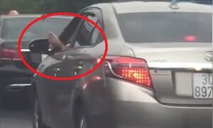 Giật mình cảnh tài xế vừa lái xe vừa gác chân lên cửa tại Hà Nội