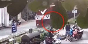 Thót tim cảnh người đàn ông cố băng qua đường ray khi tàu hỏa đang lao tới