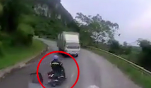 Clip: Lấn làn vượt ẩu trên đường đèo, xe máy lao vào gầm xe tải
