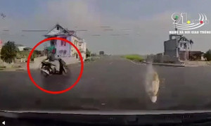 Clip: Băng qua ngã tư 'tử thần', người phụ nữ bị ô tô húc văng lên thành cầu