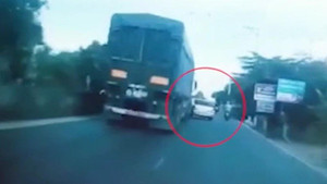Clip: Ô tô con vượt ẩu bị container húc bay lên dải phân cách
