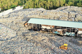 Rác chất thành núi, bốc mùi hôi thối ở Phú Quốc