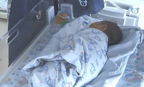 Video: Bé 12 tuổi sinh con nặng 3,2 kg