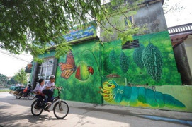 Video: Ghé thăm làng bích họa đầu tiên ở Hà Nội