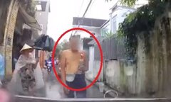 Clip: Người đàn ông chặn đầu ô tô trong ngõ hẹp, mời tài xế uống rượu