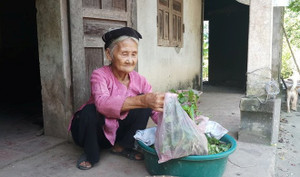 Cụ bà 83 tuổi đạp xe lên UBND xã xin thoát nghèo
