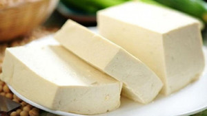 Hàng tấn đậu phụ được sản xuất như thế nào tại nhà máy?