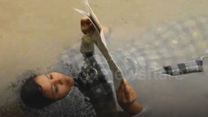 'Nàng tiên cá' Ấn Độ ăn, ngủ, đọc sách đều dưới nước