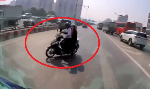 Bất chấp nguy hiểm, xe máy đi ngược chiều trên đường vành đai 3 Hà Nội