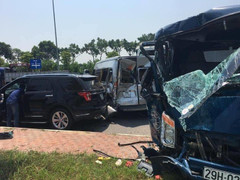 Khoảnh khắc xe container tông liên hoàn 4 ô tô dừng đèn đỏ ở Hà Nội