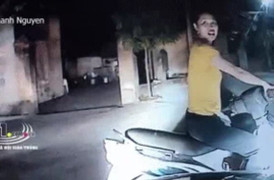 Clip: Ngang nhiên dừng xe giữa ngã ba, người phụ nữ còn thách thức tài xế