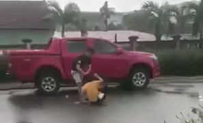 Phẫn nộ clip cựu cán bộ công an hành hung vợ cũ dã man giữa sân bệnh viện