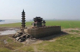 Hồ rộng nhất Trung Quốc cạn nước, lộ hòn đảo cổ nghìn tuổi