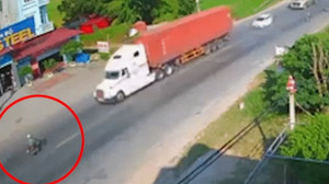 Clip: Tài xế xe máy bỗng nhiên lao thẳng vào đầu xe container