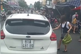 Clip: Nữ tài xế ngang nhiên đậu ô tô giữa đường để đi chợ gây bức xúc