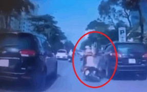 Clip: Mải nhìn bình sữa rơi trên đường, 2 mẹ con suýt mất mạng dưới bánh ô tô