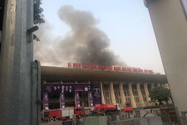 Clip: Cháy hội trường Cung văn hóa hữu nghị Việt Xô, khói đen cuồn cuộn