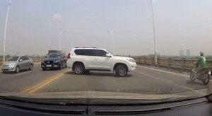 Clip: Tài xế bất chấp nguy hiểm ngang nhiên quay đầu xe trên cầu Vĩnh Tuy