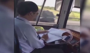 Clip: Hoảng hồn cảnh tài xế xe khách vừa lái xe vừa cắm mặt viết lách